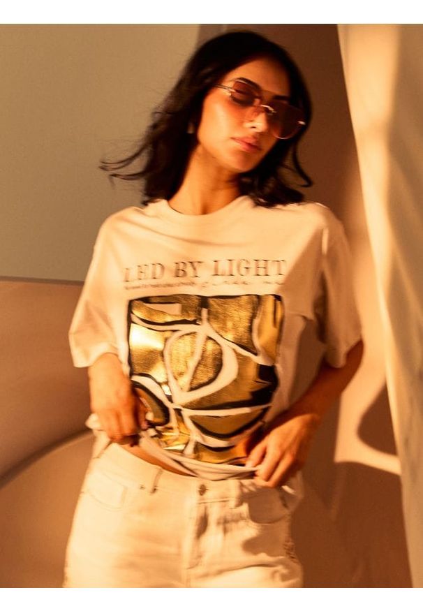 Sinsay - Bawełniana koszulka ze złotym nadrukiem - kremowy. Kolor: kremowy. Materiał: bawełna. Wzór: nadruk