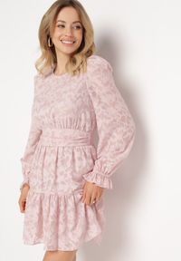 Born2be - Różowa Sukienka Mini z Tkaniny Plumeti i Falbanką Coucile. Okazja: na co dzień, na imprezę, na spacer. Typ kołnierza: kołnierz z falbankami. Kolor: różowy. Wzór: aplikacja. Materiał: tkanina. Długość rękawa: długi rękaw. Sezon: lato. Styl: casual, klasyczny. Długość: mini #3