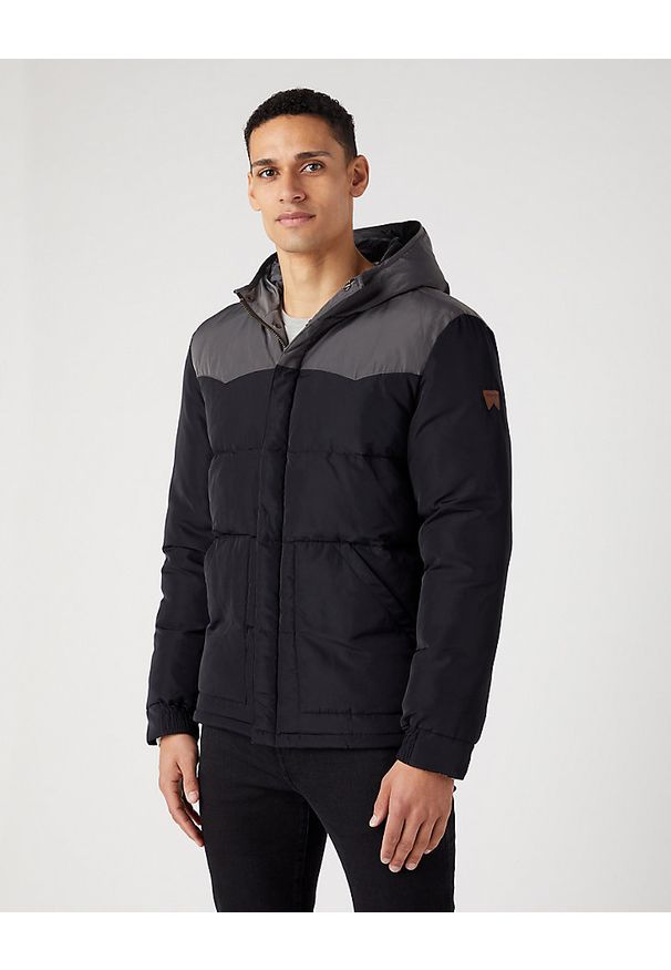 Wrangler - WRANGLER PUFFER JACKET MĘSKA KURTKA ZIMOWA Z KAPTUREM CIEPŁA BLACK W40AWU100. Typ kołnierza: kaptur. Sezon: zima