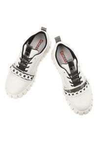Sneakersy damskie Artiker cholewka ze skóry naturalnej licowej z perforowanym panelem bocznym i sznurowaniem uzupełnionym dekoracyjnym łańcuchem, bia. Kolor: biały. Materiał: skóra. Szerokość cholewki: normalna #2