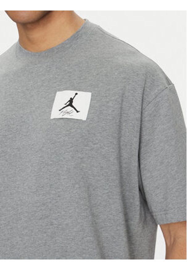 Nike T-Shirt DZ7313 091 Szary Regular Fit. Kolor: szary. Materiał: bawełna