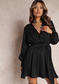 Renee - Czarna Sukienka z Paskiem Ozdobionym Klamrą i Gumką w Talii z Kopertowym Dekoltem Carbanla. Okazja: na randkę. Kolor: czarny. Wzór: aplikacja. Typ sukienki: kopertowe. Długość: mini #2