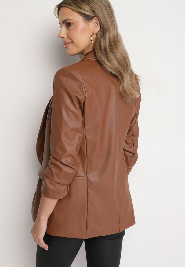 Born2be - Brązowa Marynarka z Imitacji Skóry Niezapinana z Marszczonym Rękawem Libe. Okazja: na co dzień, na spotkanie biznesowe. Kolor: brązowy. Materiał: skóra. Wzór: gładki. Styl: casual, biznesowy, elegancki