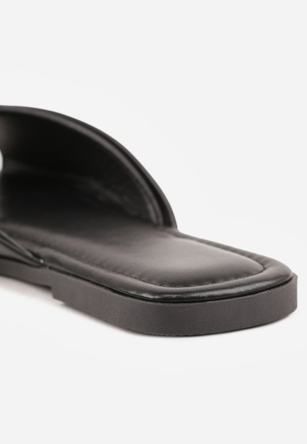 Born2be - Czarne Płaskie Klapki z Metaliczną Aplikacją na Marszczonym Pasku Lilaya. Okazja: na co dzień. Kolor: czarny. Materiał: len. Wzór: aplikacja. Styl: elegancki, casual