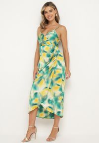Born2be - Zielono-Żółta Sukienka Satynowa na Ramiączkach z Kopertowym Dekoltem i Ozdobnymi Marszczeniami Vikani. Okazja: na imprezę. Kolor: zielony. Materiał: satyna. Długość rękawa: na ramiączkach. Typ sukienki: kopertowe. Styl: elegancki #2