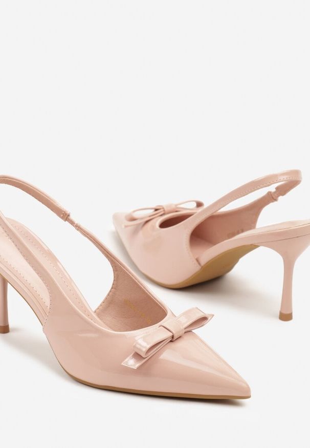 Renee - Różowe Lakierowane Sandały Szpilki Vices Typu Slingback z Kokardą Dorozia. Okazja: na co dzień, na spotkanie biznesowe. Kolor: różowy. Materiał: lakier. Obcas: na szpilce. Styl: biznesowy, klasyczny, elegancki, casual. Wysokość obcasa: średni