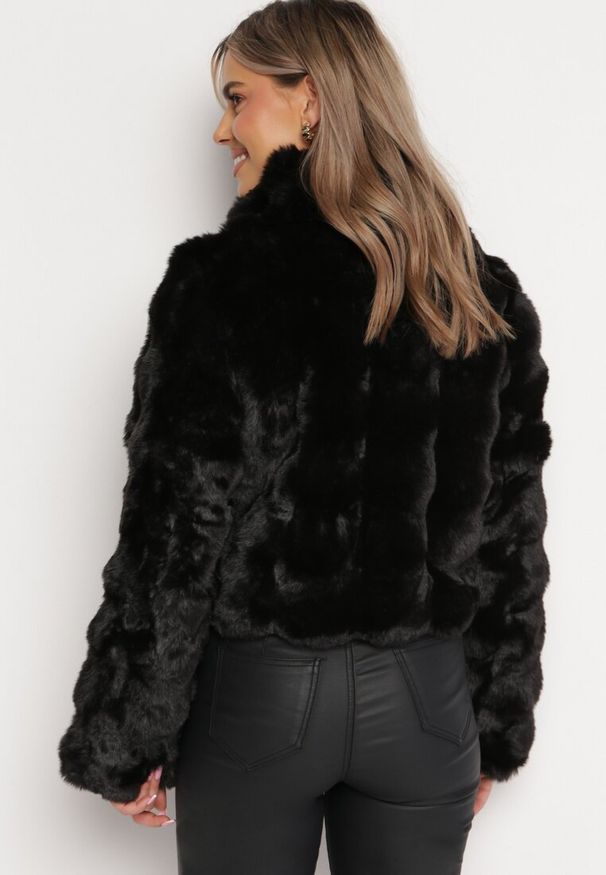 Born2be - Czarna Futerkowa Kurtka z Kołnierzem i Suwakiem Braline. Kolor: czarny. Materiał: jeans. Styl: klasyczny, elegancki