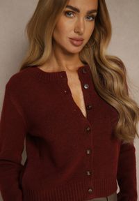 Renee - Bordowy Prosty Kardigan z Wełną z Okrągłym Dekoltem Reianvela. Kolor: czerwony. Materiał: wełna. Długość rękawa: długi rękaw. Długość: krótkie. Styl: klasyczny #5