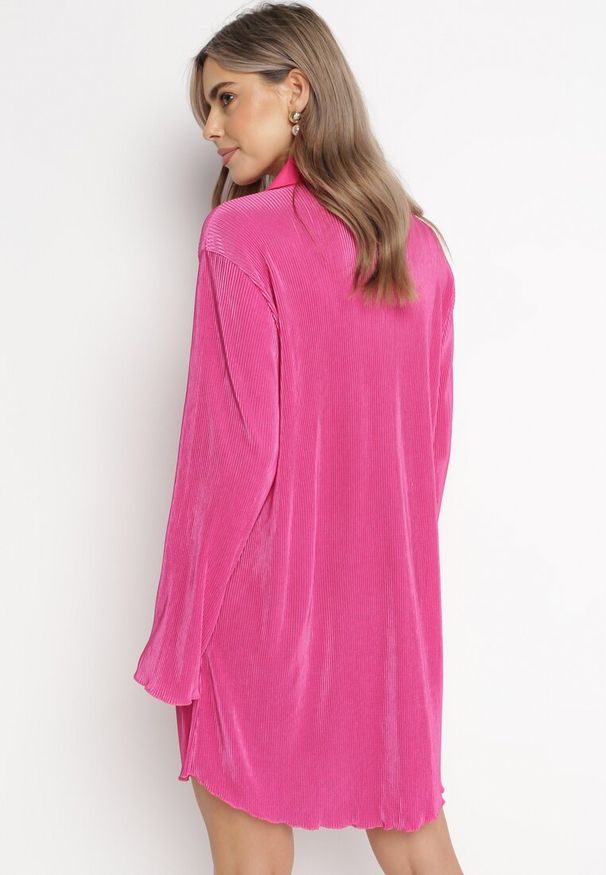 Born2be - Fuksjowa Plisowana Sukienka Mini o Koszulowym Kroju Unvelc. Okazja: na spotkanie biznesowe, do pracy, na co dzień. Typ kołnierza: kołnierzyk klasyczny. Kolor: różowy. Materiał: jeans, materiał. Długość rękawa: długi rękaw. Typ sukienki: koszulowe. Styl: elegancki, casual, klasyczny, biznesowy. Długość: mini