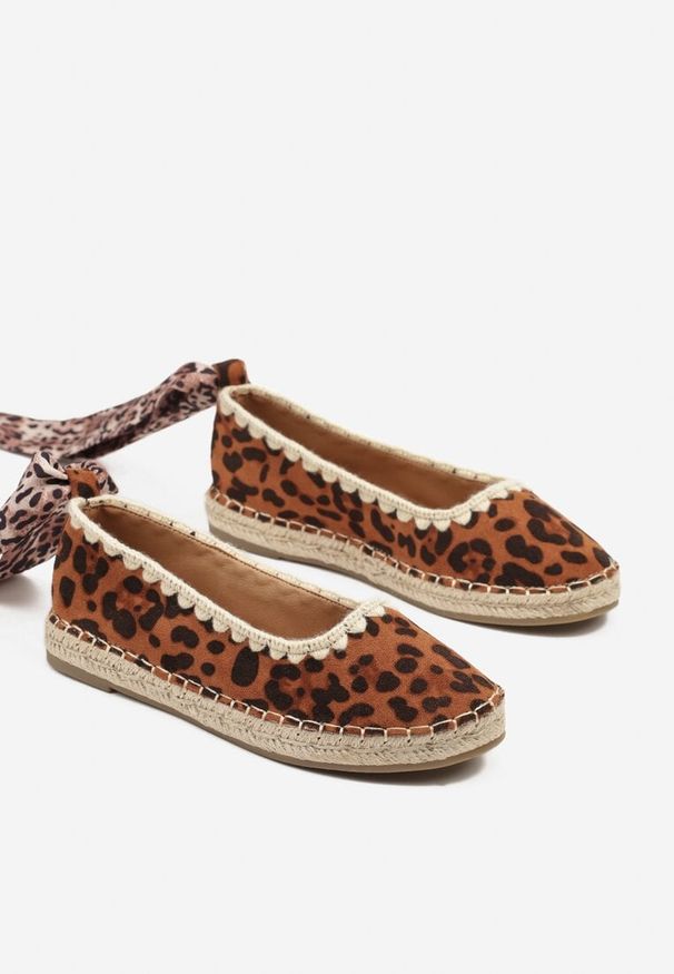 Renee - Panterkowe Espadryle ze Wzorzystym Wiązaniem Przy Kostce Zdobione Plecionką Lortevia. Okazja: na co dzień. Materiał: zamsz. Wzór: aplikacja. Obcas: na obcasie. Styl: elegancki, boho, casual. Wysokość obcasa: niski