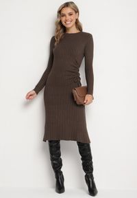 Born2be - Brązowa Dopasowana Sukienka z Wiskozą z Prążkowanego Materiału Ściągana Troczkiem Eleavia. Okazja: na co dzień. Kolor: brązowy. Materiał: prążkowany, wiskoza, materiał. Wzór: aplikacja. Styl: casual #3