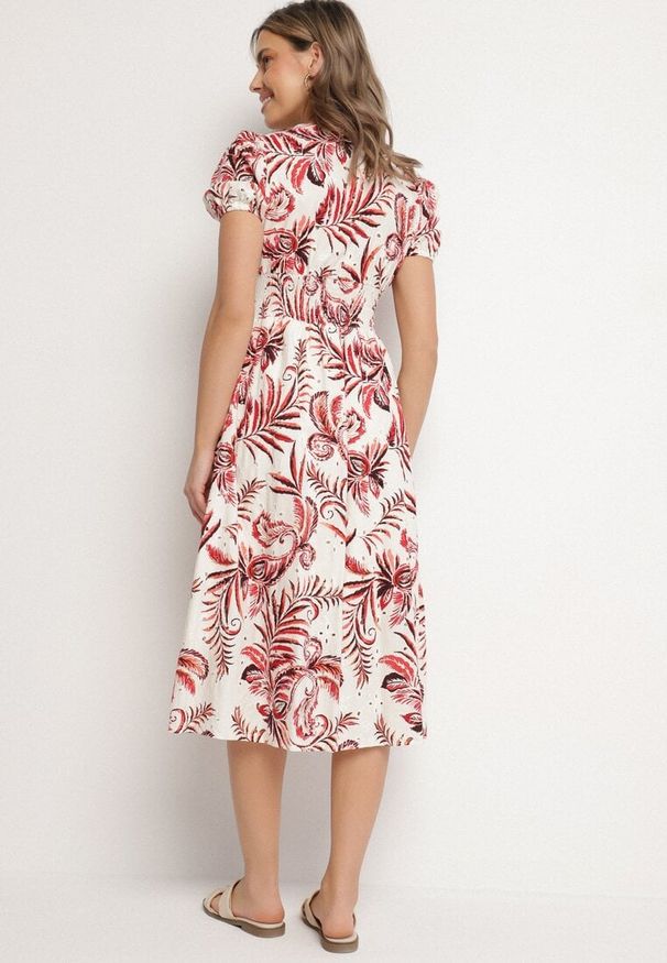 Born2be - Czerwona Rozkloszowana Sukienka z Dekoltem w Serek Zdobiona Roślinnym Wzorem Evilirae. Okazja: na co dzień, na spotkanie biznesowe, do pracy. Typ kołnierza: dekolt w serek. Kolor: czerwony. Wzór: aplikacja. Styl: casual, biznesowy