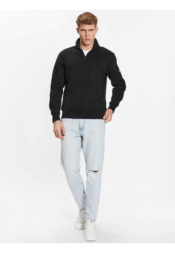 Calvin Klein Jeans Bluza J30J323428 Czarny Regular Fit. Kolor: czarny. Materiał: bawełna