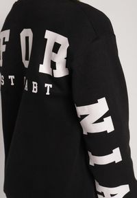 Born2be - Czarna Ocieplana Bluza z Bawełną i Napisem z Tyłu Fezanda. Okazja: na co dzień. Kolor: czarny. Materiał: bawełna. Wzór: napisy. Styl: klasyczny, casual, elegancki #3