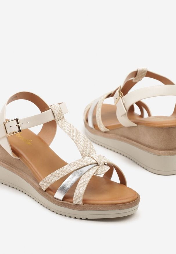 Renee - Beżowe Sandały na Klasycznym Koturnie z Cienkimi Paskami Vikabelle. Okazja: na co dzień. Zapięcie: pasek. Kolor: beżowy. Materiał: jeans. Obcas: na koturnie. Styl: klasyczny