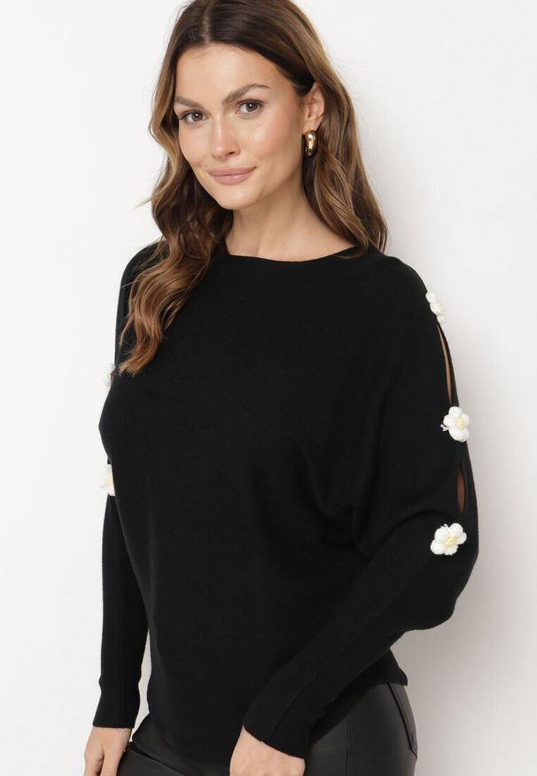Born2be - Czarny Sweter z Wiskozą i Wycięciami przy Rękawach Evancia. Okazja: na co dzień, na spotkanie biznesowe, do pracy. Kolor: czarny. Materiał: wiskoza. Styl: biznesowy, klasyczny, elegancki, casual