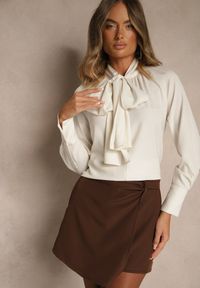 Renee - Jasnobeżowa Bluzka Vices Ozdobiona Kokardą Overile. Okazja: na co dzień. Typ kołnierza: kokarda. Kolor: beżowy. Materiał: jeans. Wzór: aplikacja. Styl: klasyczny, casual, elegancki #5