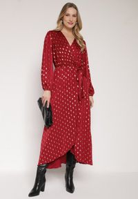 Born2be - Bordowa Kopertowa Sukienka z Wiązaniem w Pasie i Metalicznym Nadrukiem Reisana. Okazja: na co dzień. Typ kołnierza: dekolt w serek. Kolor: czerwony. Wzór: nadruk. Typ sukienki: kopertowe. Styl: casual, elegancki, klasyczny #6