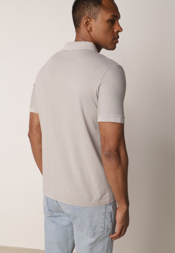 Born2be - Szara Gładka Koszulka Polo o Klasycznym Kroju Sinopea. Okazja: na co dzień, na spotkanie biznesowe, do pracy. Typ kołnierza: polo. Kolor: szary. Materiał: jeans. Wzór: gładki. Styl: klasyczny