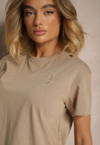 Renee - Beżowy T-shirt z Dłuższym Tyłem Zdobiony Haftem Ninilla. Okazja: na co dzień. Kolor: beżowy. Materiał: skóra. Długość: długie. Wzór: haft, aplikacja. Sezon: lato, wiosna. Styl: casual, elegancki #4