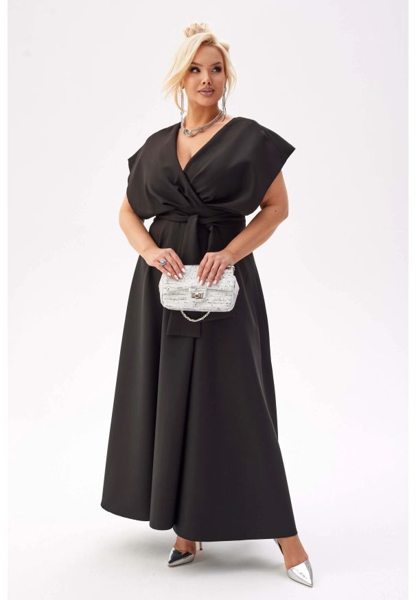 Moda Size Plus Iwanek - Elegancka czarna sukienka Flavia na wesele PLUS SIZE XXL. Okazja: na wesele, na ślub cywilny. Typ kołnierza: dekolt kopertowy. Kolekcja: plus size. Kolor: czarny. Materiał: tkanina, elastan, poliester. Typ sukienki: dla puszystych. Styl: elegancki