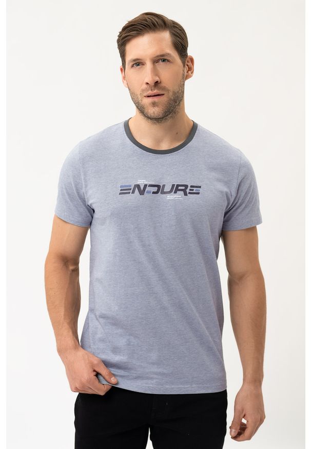 Volcano - T-shirt w sportowym stylu T-ENDE. Materiał: skóra, dresówka, materiał, bawełna, włókno. Długość rękawa: krótki rękaw. Długość: krótkie. Wzór: gładki, napisy, nadruk. Sezon: lato, zima. Styl: sportowy