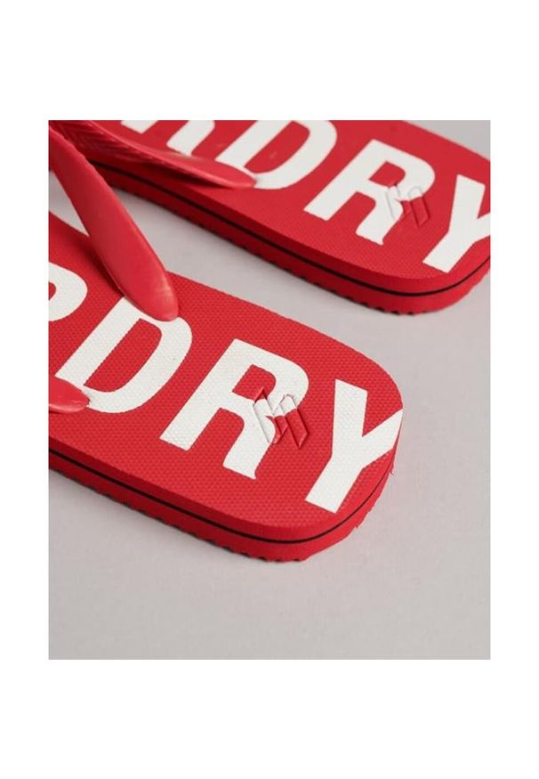Japonki plażowe męskie Superdry Code Essential Flip Flop. Okazja: na plażę. Kolor: czerwony. Sport: pływanie, fitness