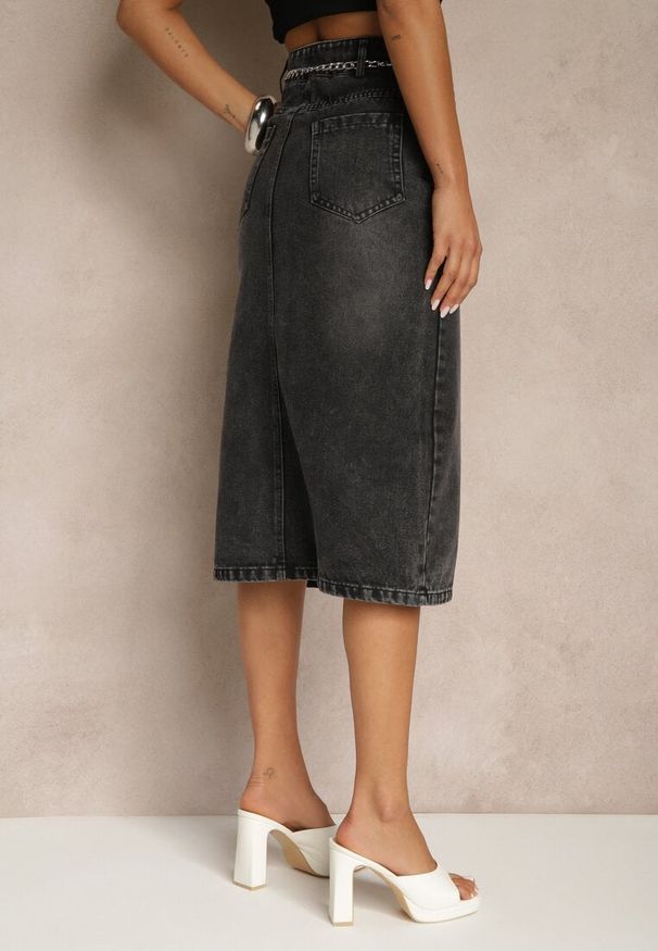 Renee - Czarna Jeansowa Spódnica z Bawełny z Łańcuchem Lilurea. Okazja: na co dzień. Kolor: czarny. Materiał: bawełna, jeans. Styl: klasyczny, elegancki, casual