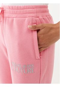 Versace Jeans Couture Spodnie dresowe 73HAAT01 Różowy Regular Fit. Kolor: różowy. Materiał: bawełna, dresówka #5