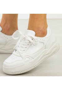Białe sportowe buty damskie Jezzi News 6785. Okazja: na co dzień, na spacer. Zapięcie: sznurówki. Kolor: biały. Materiał: skóra. Szerokość cholewki: normalna. Sezon: wiosna, jesień, lato. Obcas: na platformie. Sport: turystyka piesza