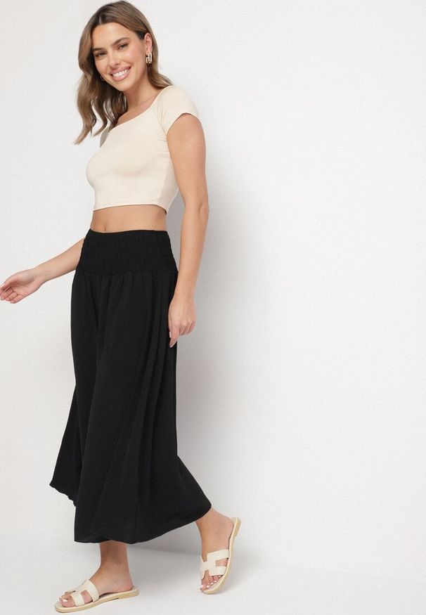 Born2be - Czarne Szerokie Spodnie Kuloty z Wysokim Stanem Ozdobione Marszczeniem Aranaia. Okazja: na co dzień. Stan: podwyższony. Kolor: czarny. Wzór: aplikacja. Styl: casual, elegancki