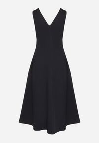 Born2be - Granatowa Sukienka o Rozkloszowanym Kroju z Dekoltem w Serek Alifia. Okazja: na co dzień, na spacer, na imprezę. Typ kołnierza: dekolt w serek. Kolor: niebieski. Długość rękawa: bez rękawów. Typ sukienki: rozkloszowane, proste. Styl: klasyczny, casual #3