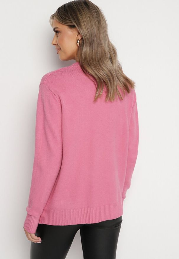 Born2be - Ciemnoróżowy Kardigan z Bawełną Kieszeniami i Tłoczeniami Mevalee. Okazja: na co dzień. Kolor: różowy. Materiał: bawełna. Długość rękawa: długi rękaw. Długość: długie. Wzór: aplikacja. Sezon: wiosna, jesień. Styl: casual, klasyczny, elegancki