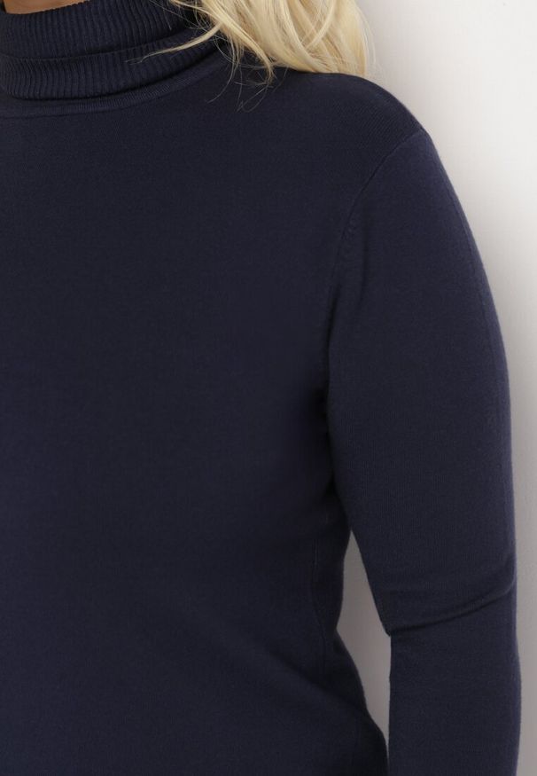 Born2be - Granatowy Sweter z Golfem Sazerna. Typ kołnierza: golf. Kolor: niebieski. Materiał: tkanina, wiskoza, dzianina. Długość rękawa: długi rękaw. Długość: długie. Wzór: gładki. Sezon: zima, jesień