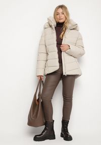 Born2be - Ciemnobeżowa Taliowana Kurtka z Pikowanymi Przeszyciami i Kapturem z Futrem Acindria. Okazja: na co dzień. Kolekcja: plus size. Kolor: beżowy. Materiał: futro. Styl: casual #7
