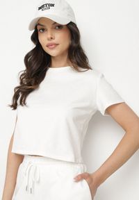 Born2be - Biały T-shirt z Bawełny o Krótkim Kroju Galarina. Okazja: na co dzień. Kolor: biały. Materiał: bawełna. Długość: krótkie. Styl: klasyczny, elegancki, casual