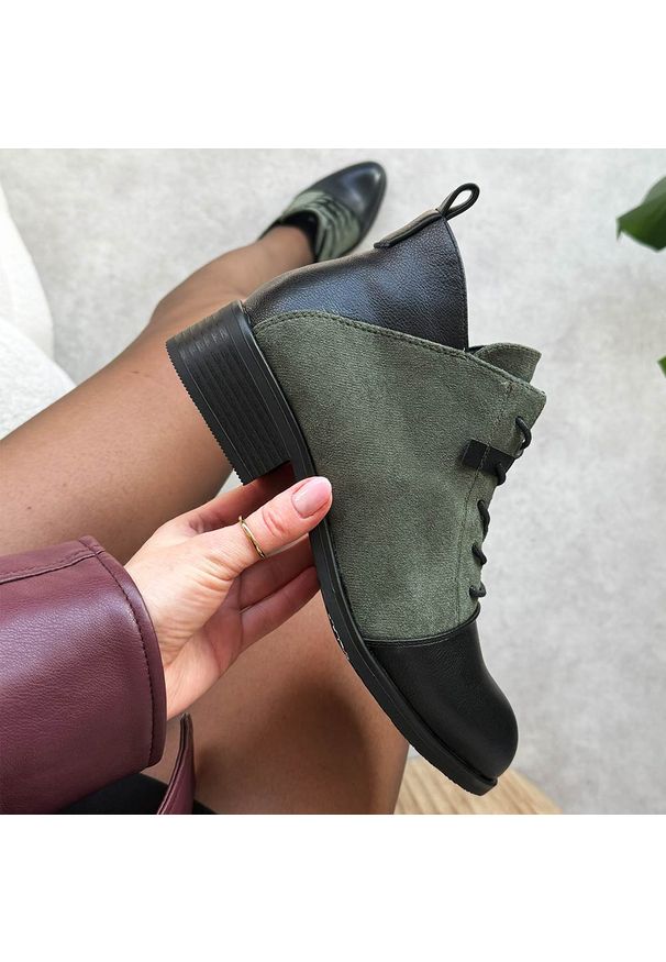 Zielone płaskie botki damskie M.Daszyński 2458-7. Okazja: na co dzień, na spacer. Zapięcie: sznurówki. Kolor: zielony. Materiał: zamsz, skóra. Sezon: zima, jesień. Obcas: na obcasie. Styl: casual, elegancki, klasyczny. Wysokość obcasa: niski