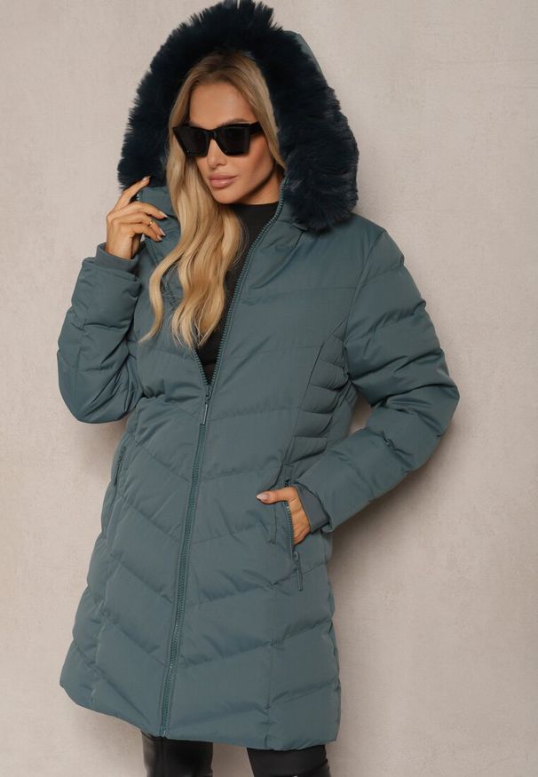 Renee - Ciemnozielona Kurtka z Ozdobnym Pikowaniem z Odpinanym Kapturem i Futerkiem Taidra. Okazja: na co dzień, na spacer. Kolor: zielony. Materiał: futro. Styl: elegancki, casual