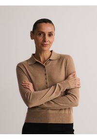 Reserved - Sweter polo z domieszką wełny - beżowy. Typ kołnierza: polo. Kolor: beżowy. Materiał: wełna