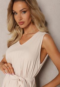 Renee - Beżowa Plisowana Sukienka Midi z Plisami na Dole i Paskiem w Talii Wrensilva. Kolor: beżowy. Materiał: materiał. Styl: elegancki. Długość: midi