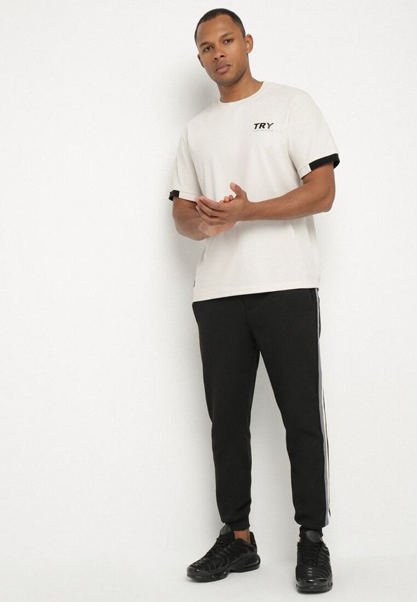 Born2be - Czarne Spodnie Dresowe Typu Jogger z Lampasami Wileldi. Okazja: na co dzień. Kolor: czarny. Materiał: dresówka. Styl: klasyczny, elegancki, casual