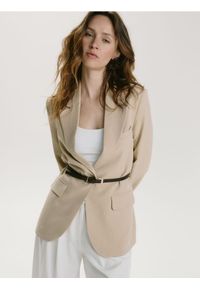 Reserved - Marynarka z paskiem - beżowy. Kolor: beżowy. Materiał: wiskoza, tkanina #1