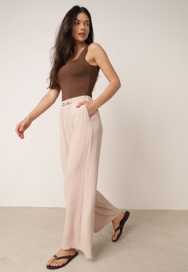 Born2be - Różowe Szerokie Spodnie Casual z Wysokim Stanem i Biżuteryjną Aplikacją Aronia. Okazja: na co dzień. Stan: podwyższony. Kolekcja: plus size. Kolor: różowy. Długość: krótkie. Wzór: aplikacja. Styl: casual