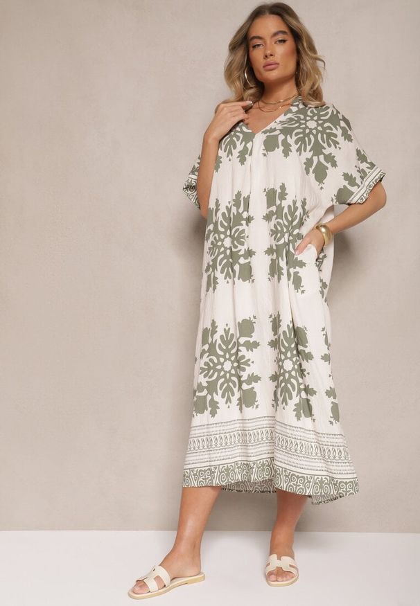 Renee - Ciemnozielona Wiskozowa Sukienka o Pudełkowym Kroju z Dekoltem w Serek Adellira. Okazja: na co dzień. Typ kołnierza: dekolt w serek. Kolor: zielony. Materiał: wiskoza. Długość rękawa: krótki rękaw. Styl: casual, elegancki, klasyczny