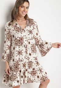 Born2be - Brązowa Wiskozowa Sukienka z Geometrycznym Wzorem Filavara. Okazja: na co dzień. Kolor: brązowy. Materiał: wiskoza. Wzór: geometria. Typ sukienki: proste. Styl: casual, klasyczny #1