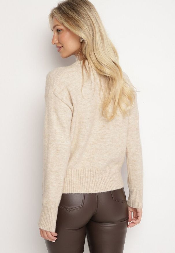 Born2be - Beżowy Sweter o Klasycznym Fasonie z Wełną Avartissa. Kolor: beżowy. Materiał: wełna. Wzór: geometria, aplikacja. Styl: klasyczny