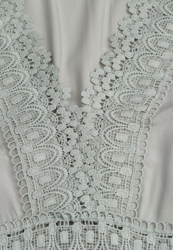 Born2be - Zielona Rozkloszowana Sukienka z Koronką Brightyn. Kolor: zielony. Materiał: koronka. Wzór: koronka. Długość: maxi