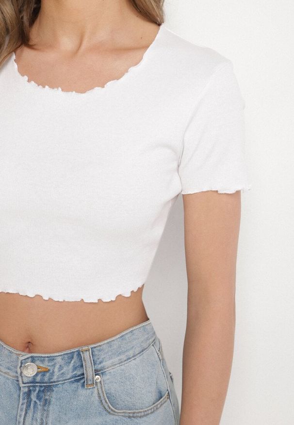 Born2be - Biały Prążkowany T-shirt z Bawełną Adlesa. Okazja: na co dzień. Kolor: biały. Materiał: bawełna, prążkowany. Styl: casual