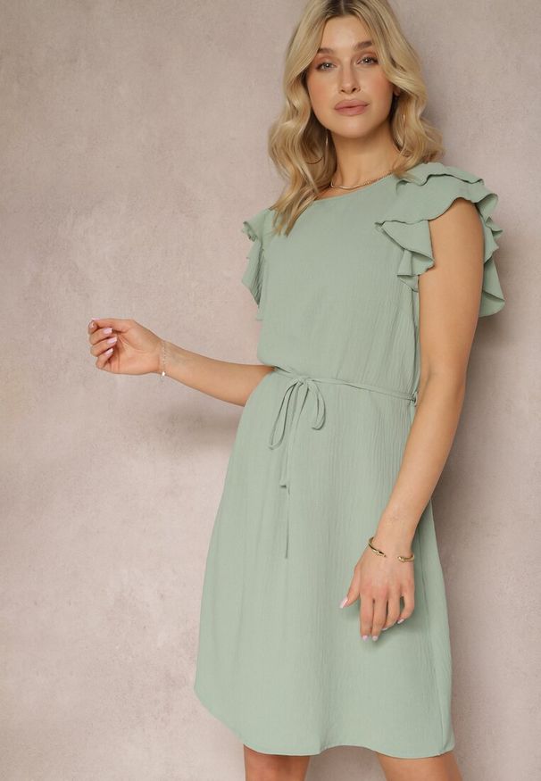 Renee - Beżowo-Fioletowa Sukienka o Rozkloszowanym Kroju z Gumką w Talii i Kopertowym Dekoltem z Materiałowym Paskiem Qrissa. Okazja: na co dzień. Typ kołnierza: dekolt kopertowy. Kolor: beżowy. Materiał: materiał. Długość rękawa: krótki rękaw. Typ sukienki: kopertowe. Styl: casual