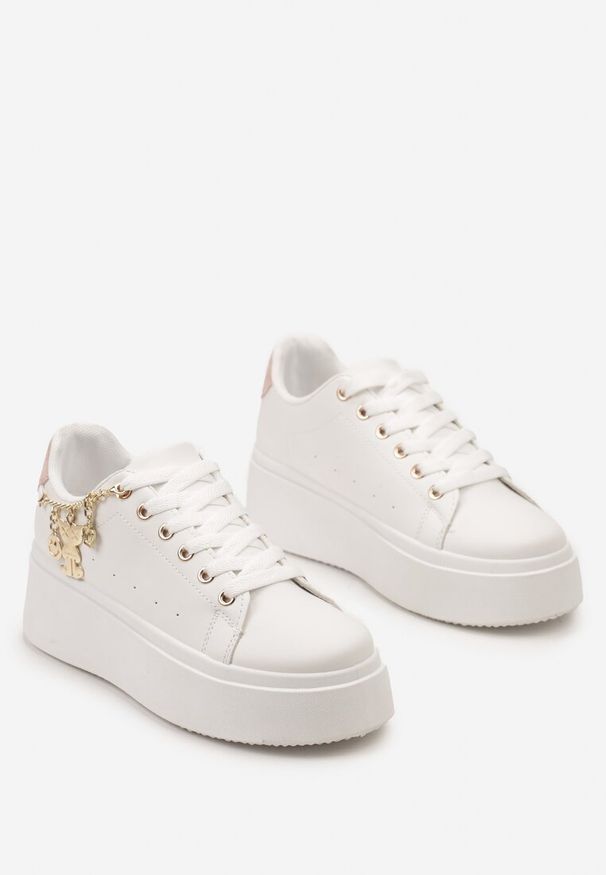 Born2be - Biało-Różowe Sneakersy na Platformie z Ozdobnym Łańcuszkiem i Sznurowaniem Raelffe. Nosek buta: okrągły. Zapięcie: sznurówki. Kolor: biały. Materiał: materiał. Obcas: na platformie. Wysokość obcasa: niski
